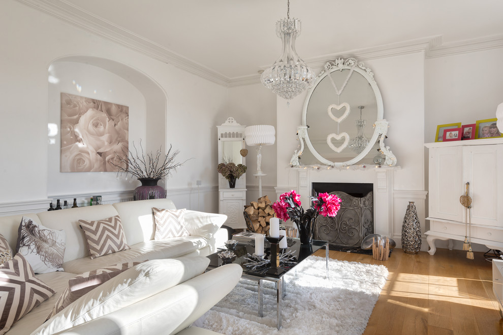 Imagen de salón para visitas cerrado romántico grande con paredes blancas, suelo de madera en tonos medios, todas las chimeneas y pared multimedia