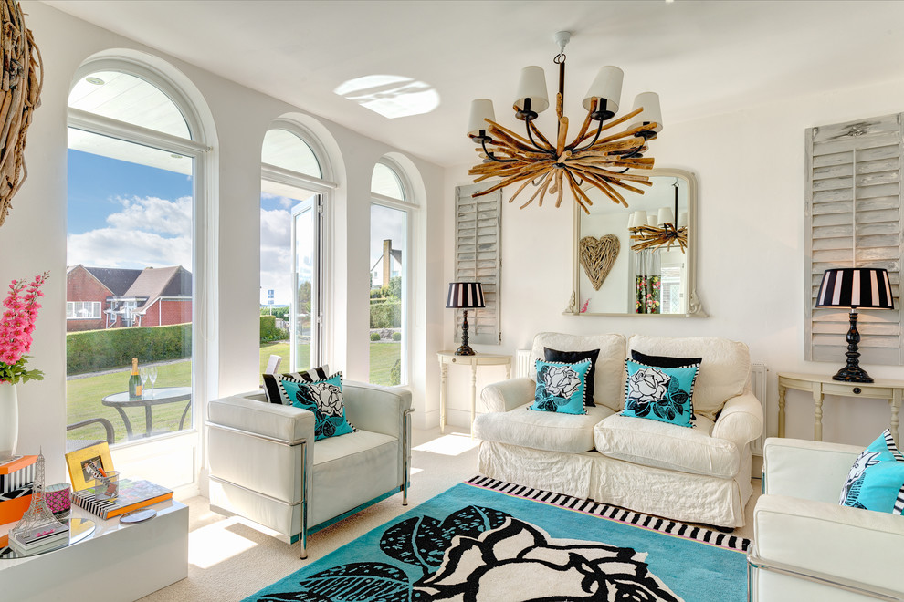 Idee per un grande soggiorno stile marinaro aperto con pareti bianche, moquette e parete attrezzata
