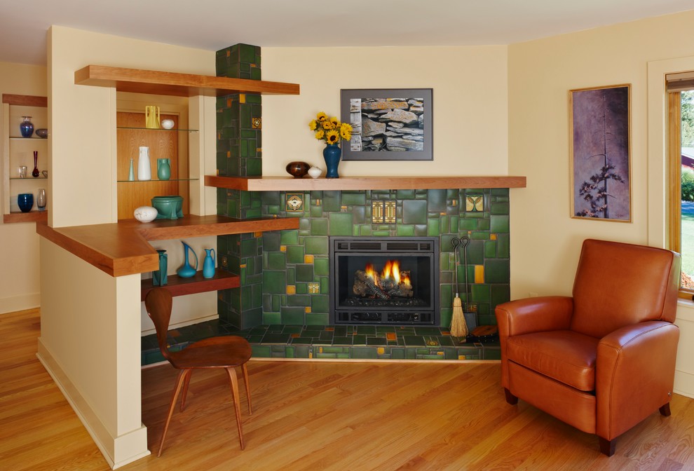 デトロイトにある高級な中くらいなトラディショナルスタイルのおしゃれなLDK (コーナー設置型暖炉、タイルの暖炉まわり、黄色い壁、淡色無垢フローリング、テレビなし、ベージュの床) の写真