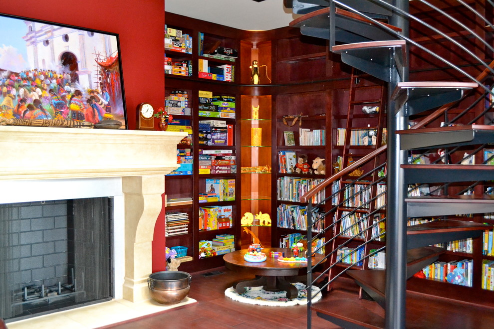 Пример оригинального дизайна: большая изолированная гостиная комната в современном стиле с с книжными шкафами и полками, красными стенами, темным паркетным полом, стандартным камином и фасадом камина из камня