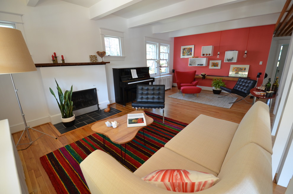 Idéer för ett modernt vardagsrum, med ett musikrum, röda väggar, en standard öppen spis och en spiselkrans i gips