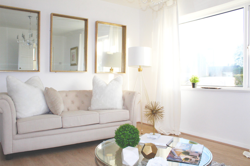 Идея дизайна: изолированная гостиная комната среднего размера в стиле модернизм с белыми стенами, полом из ламината и коричневым полом