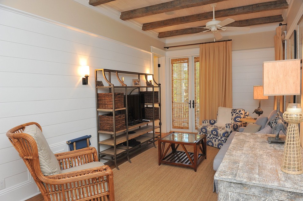 Foto di un piccolo soggiorno stile marino chiuso con pareti bianche, pavimento in legno massello medio e TV autoportante