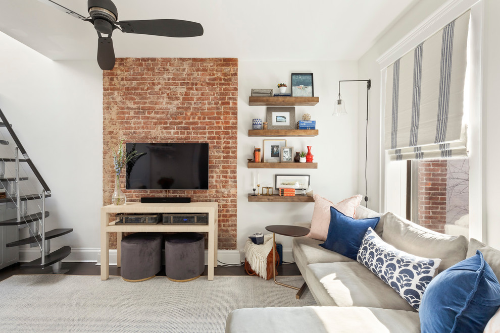 Esempio di un soggiorno classico con pareti bianche, TV a parete e pavimento marrone