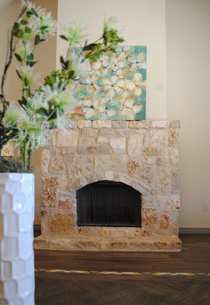 Imagen de salón abierto ecléctico grande con paredes beige, suelo vinílico, todas las chimeneas, marco de chimenea de piedra y televisor colgado en la pared
