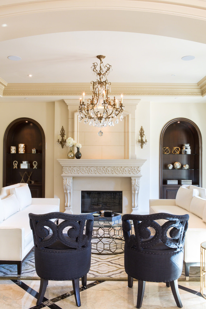 Aménagement d'un salon classique avec une salle de réception, un mur beige, une cheminée standard et un sol en marbre.