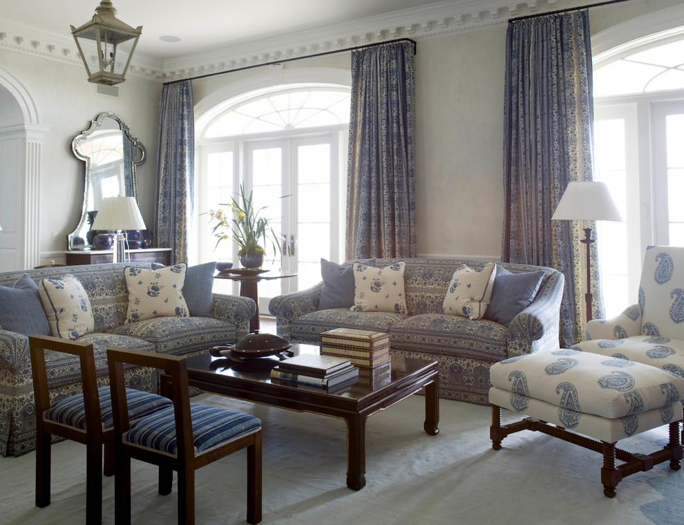 Idées déco pour un grand salon bord de mer ouvert avec un mur bleu, parquet foncé, une cheminée standard et un manteau de cheminée en bois.