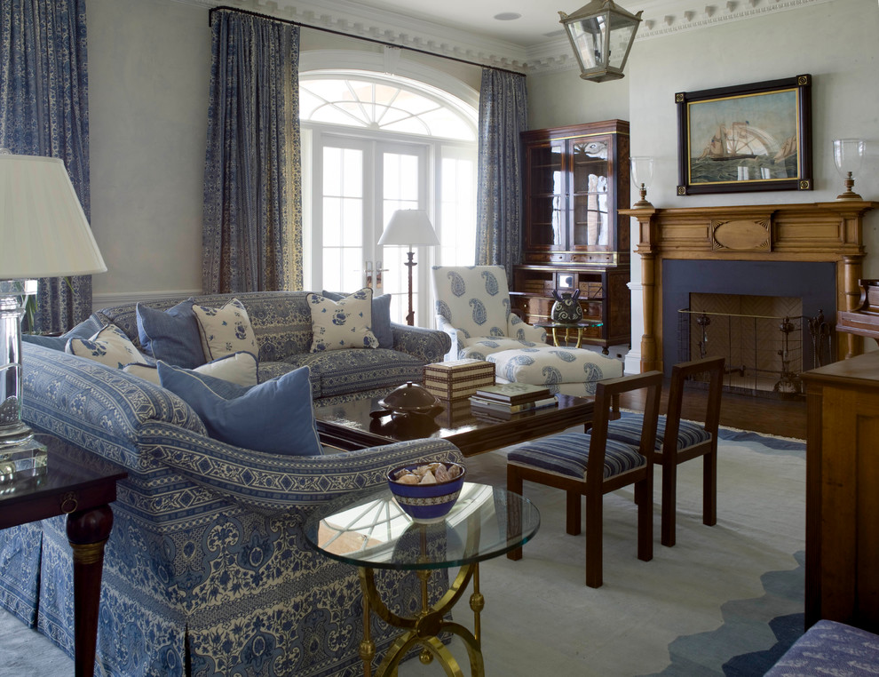 Réalisation d'un grand salon marin ouvert avec un mur bleu, parquet foncé, une cheminée standard et un manteau de cheminée en bois.