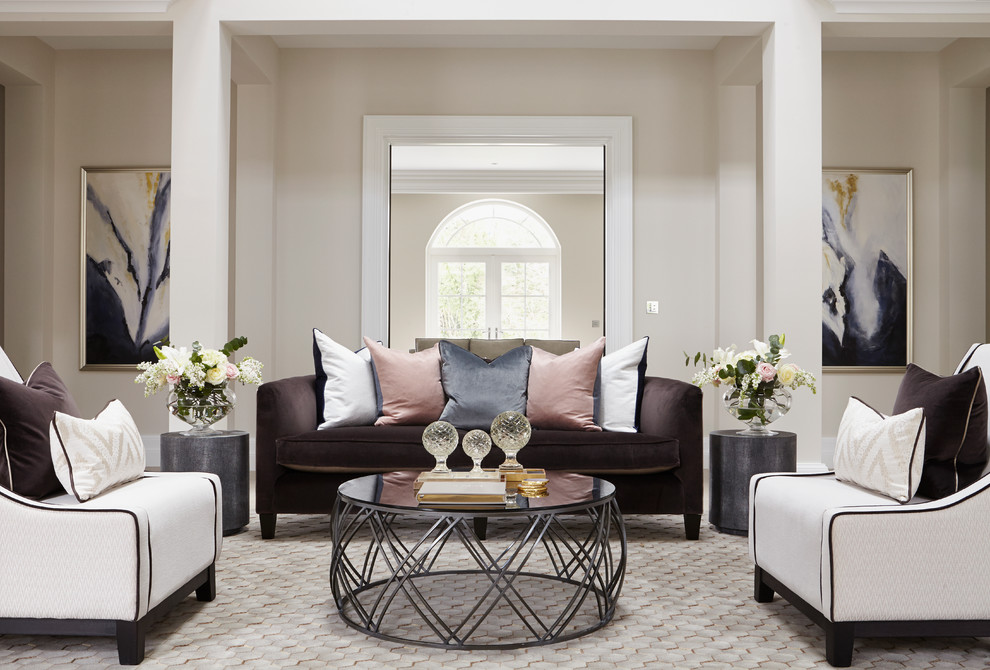 Идея дизайна: гостиная комната в современном стиле с бежевыми стенами и коричневым диваном без камина, телевизора