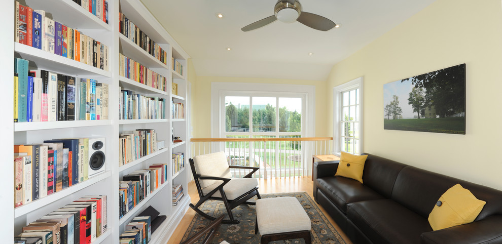 Modelo de salón para visitas tipo loft de estilo de casa de campo de tamaño medio sin chimenea y televisor con paredes amarillas y suelo de madera clara