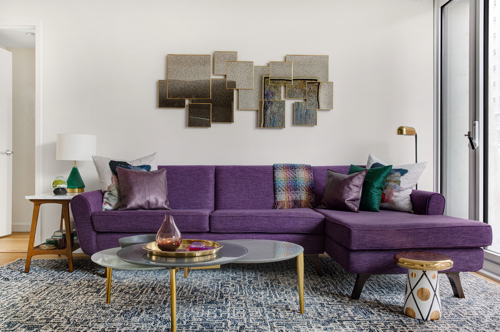 Immagine di un soggiorno design di medie dimensioni e chiuso con pareti bianche, pavimento marrone e pavimento in legno massello medio
