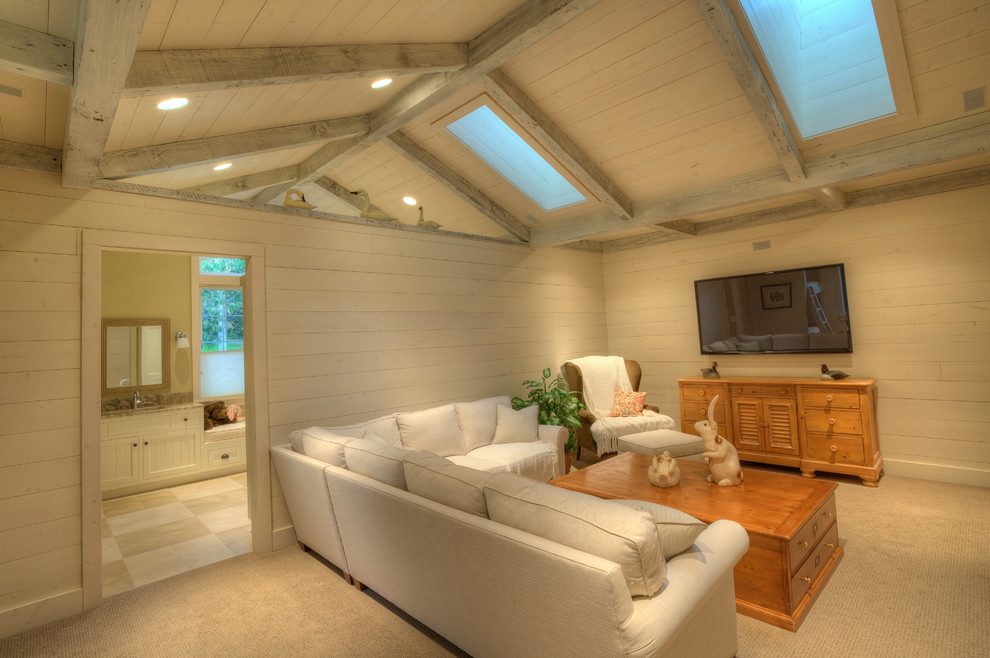 Idee per un soggiorno tradizionale con pareti beige e TV a parete