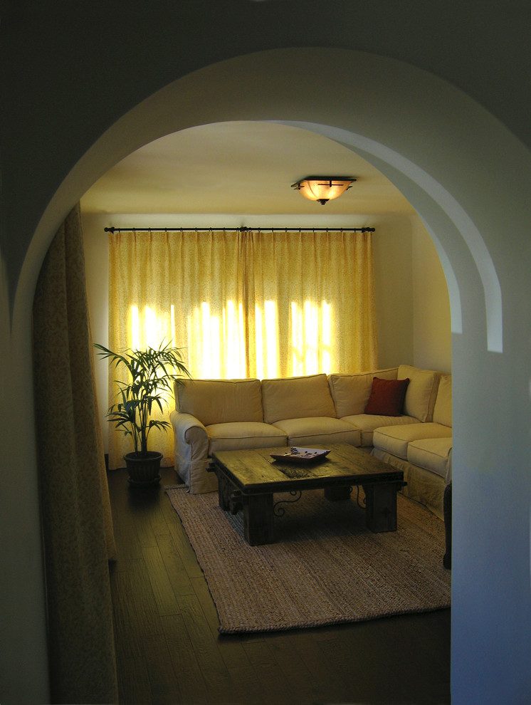 サンタバーバラにある高級な中くらいな地中海スタイルのおしゃれな独立型リビング (白い壁、濃色無垢フローリング、茶色い床) の写真