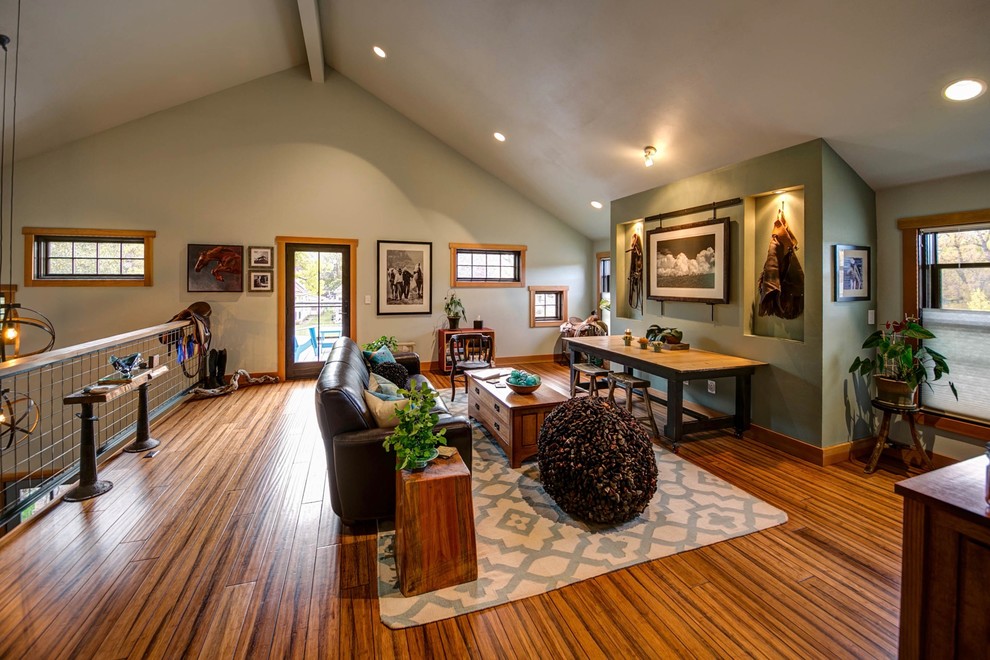 Foto di un grande soggiorno eclettico stile loft con pareti verdi, pavimento in bambù e pavimento marrone