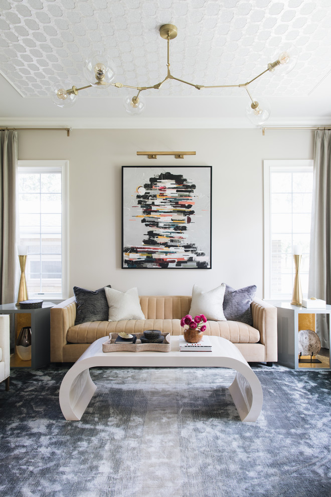 Repräsentatives Klassisches Wohnzimmer mit beiger Wandfarbe in Chicago