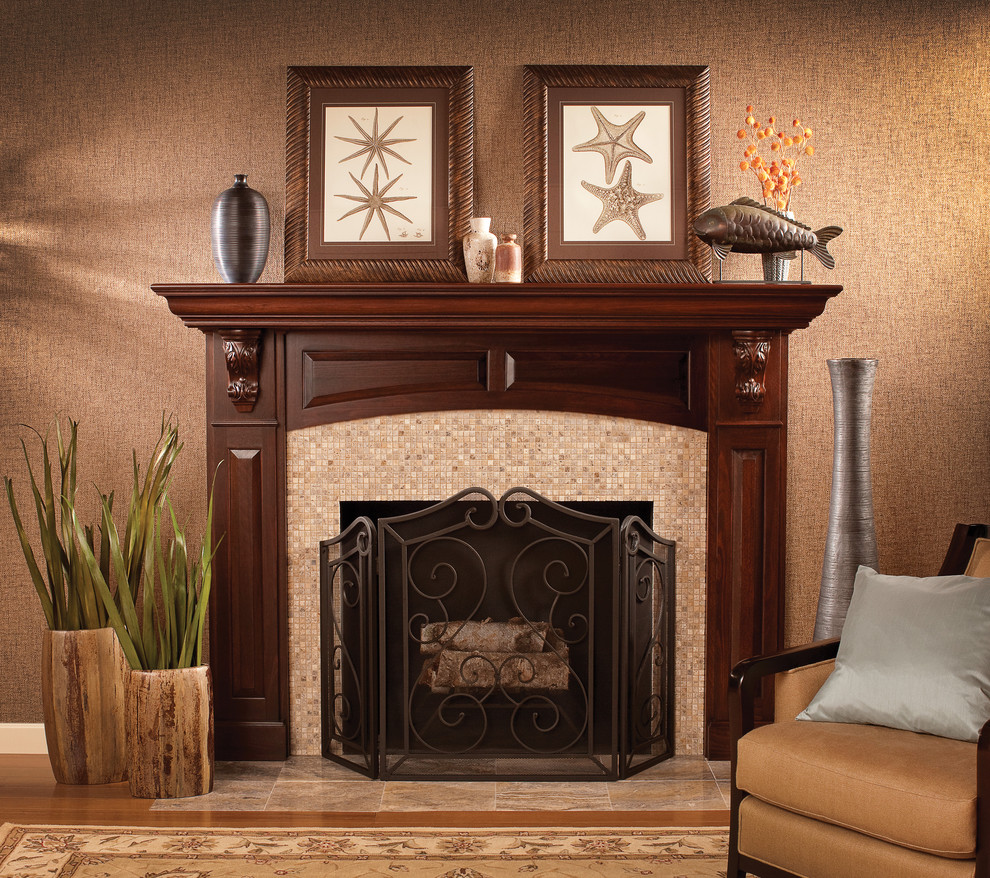 Aménagement d'un salon classique avec une salle de réception, un mur marron, un sol en bois brun, une cheminée standard et un manteau de cheminée en carrelage.