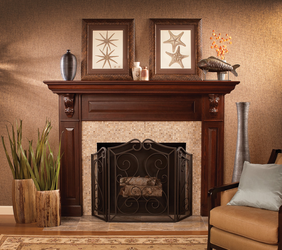 Inspiration pour un salon traditionnel avec un mur marron, un sol en bois brun, une cheminée standard et un manteau de cheminée en carrelage.