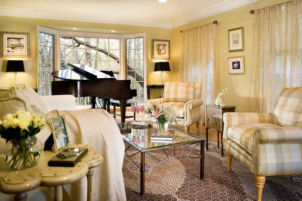Foto di un soggiorno design con sala della musica, pareti gialle e tappeto