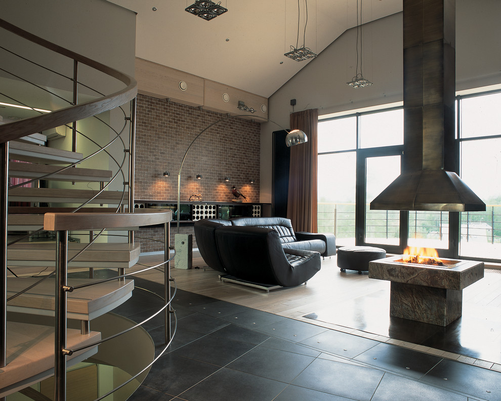 Пример оригинального дизайна: гостиная комната в стиле модернизм с бежевыми стенами, подвесным камином, фасадом камина из камня и тюлем на окнах