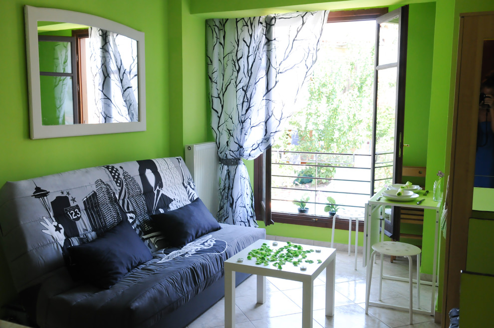 На фото: маленькая гостиная комната в современном стиле с зелеными стенами для на участке и в саду с
