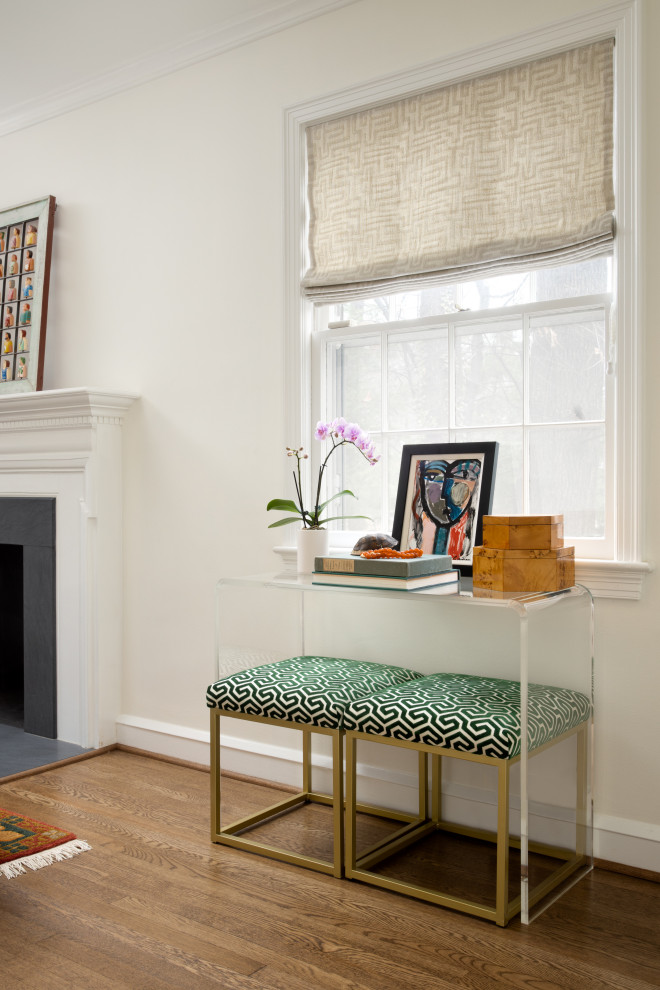 Klassisches Wohnzimmer mit weißer Wandfarbe, braunem Holzboden, Kamin, Kaminumrandung aus Stein und braunem Boden in Washington, D.C.