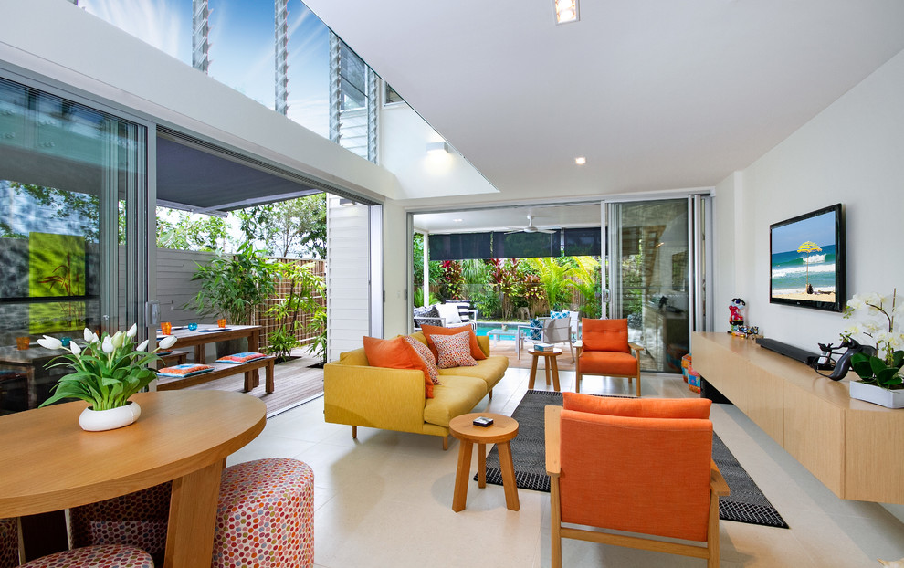 Mittelgroßes, Offenes Modernes Wohnzimmer mit Porzellan-Bodenfliesen und Multimediawand in Sunshine Coast