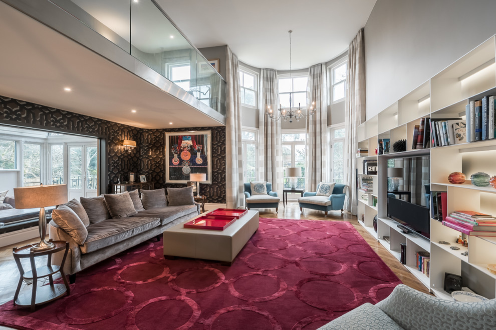 Modernes Wohnzimmer mit grauer Wandfarbe, hellem Holzboden und Multimediawand in London