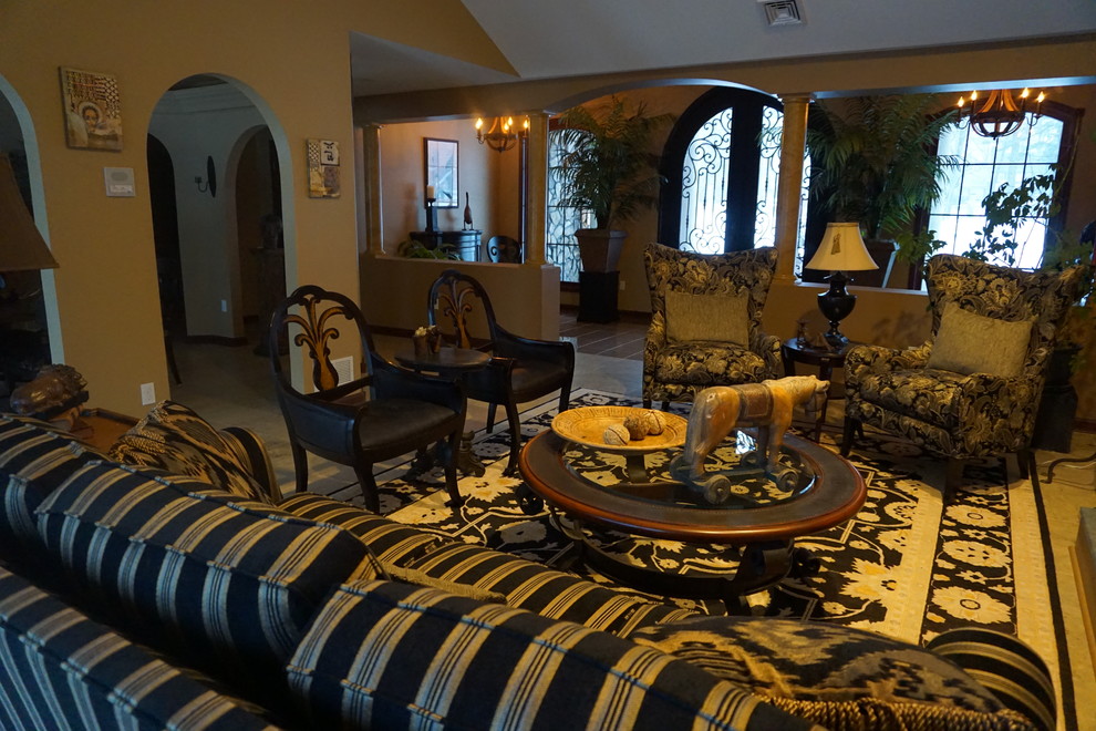 Стильный дизайн: большая парадная, открытая гостиная комната в средиземноморском стиле с полом из керамогранита, стандартным камином и фасадом камина из камня без телевизора - последний тренд