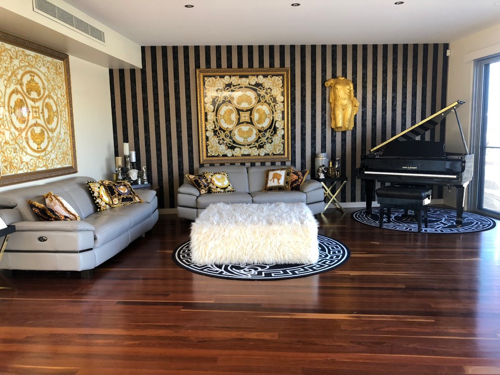 Mediterranean living room in Gold Coast - Tweed.