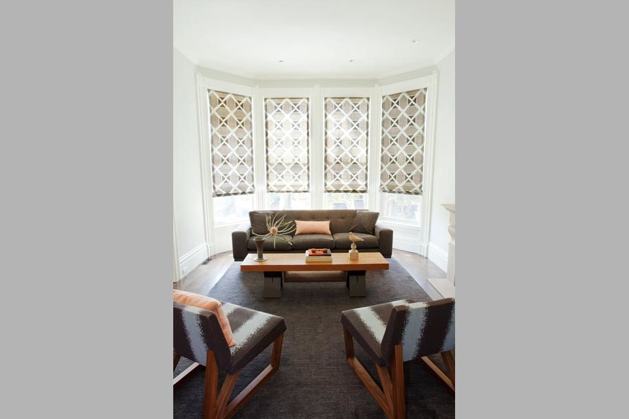 Пример оригинального дизайна: парадная, изолированная гостиная комната среднего размера в современном стиле с серыми стенами и ковровым покрытием без телевизора