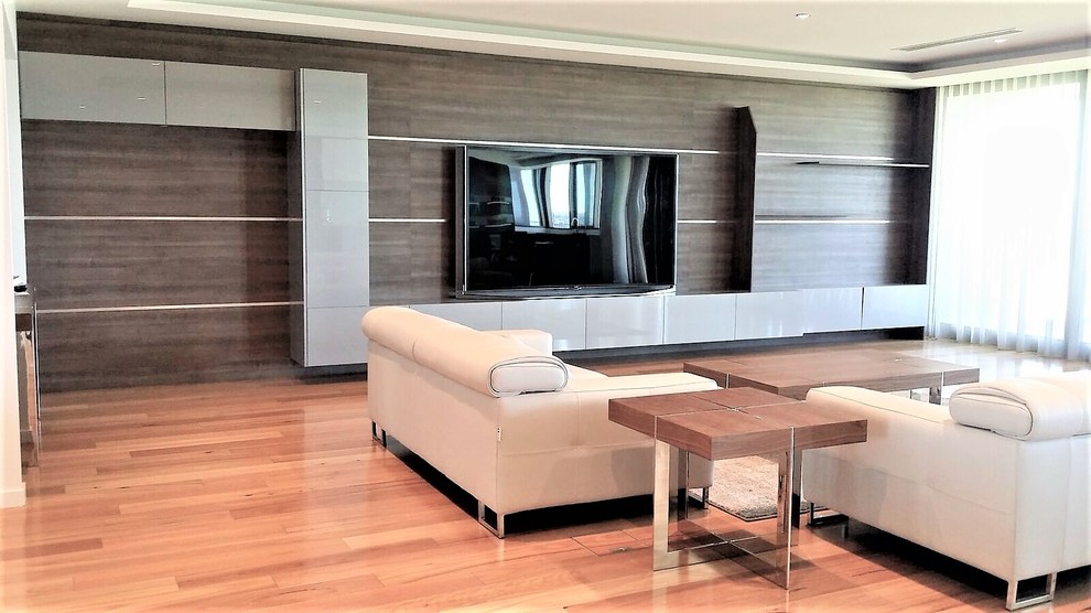 Пример оригинального дизайна: огромная парадная, открытая гостиная комната в стиле модернизм с белыми стенами, паркетным полом среднего тона, желтым полом и отдельно стоящим телевизором