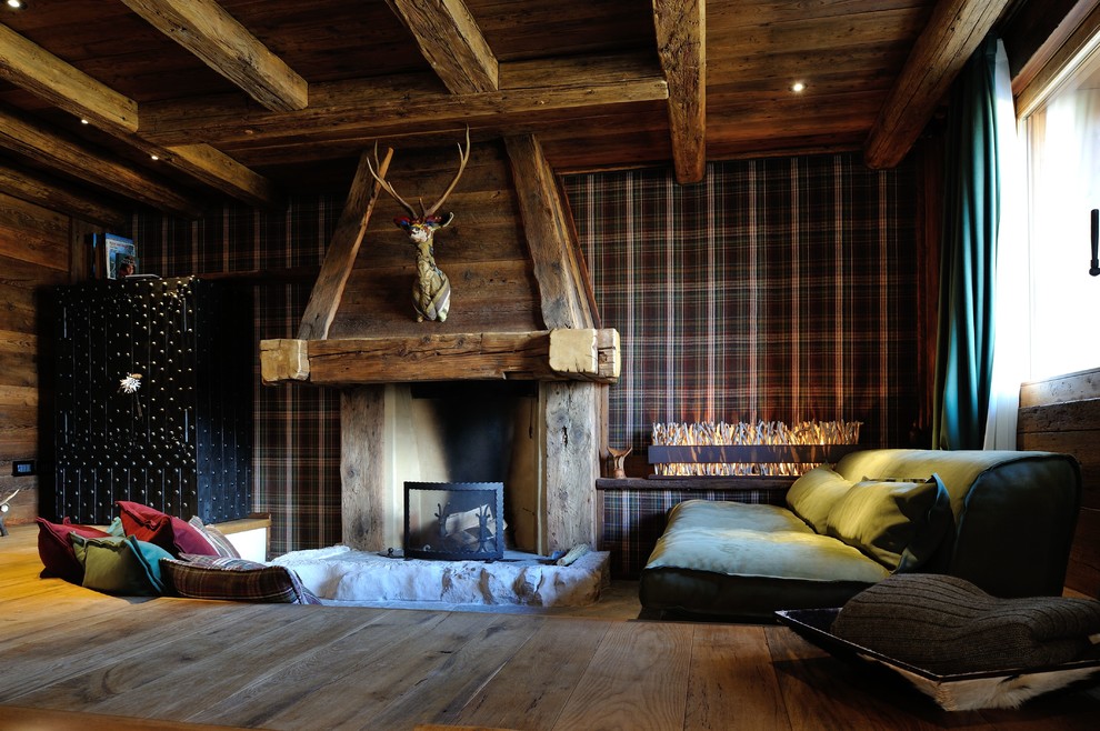 Imagen de salón contemporáneo con suelo de madera en tonos medios, marco de chimenea de madera, todas las chimeneas y cortinas
