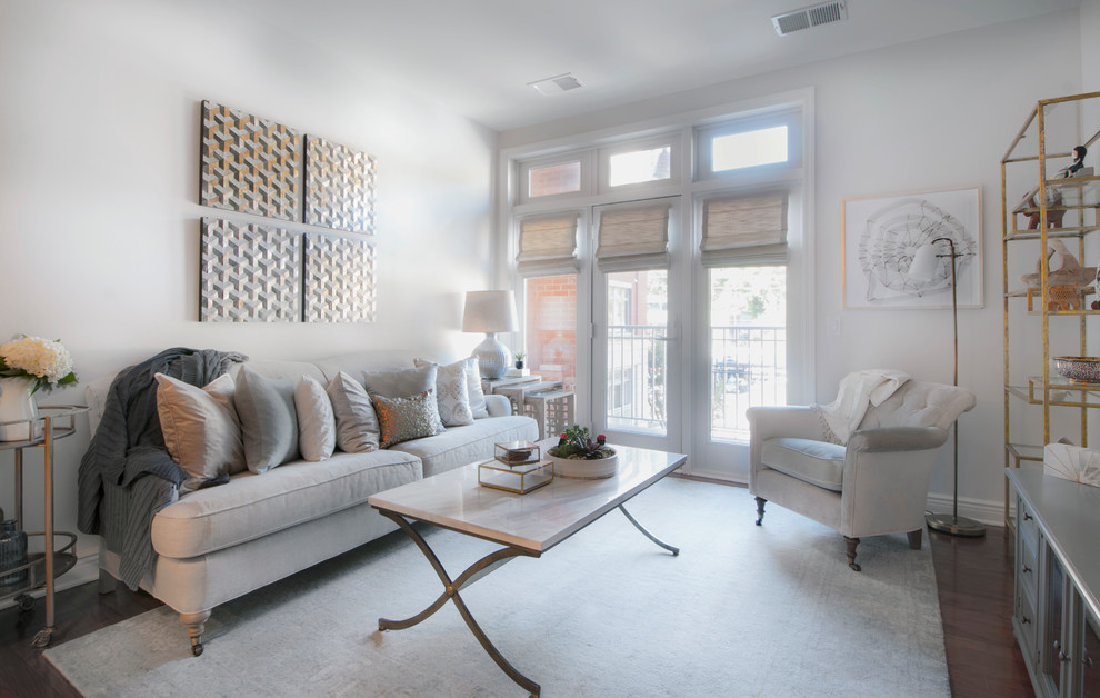 Immagine di un piccolo soggiorno contemporaneo con pareti bianche, pavimento in legno massello medio e pavimento marrone