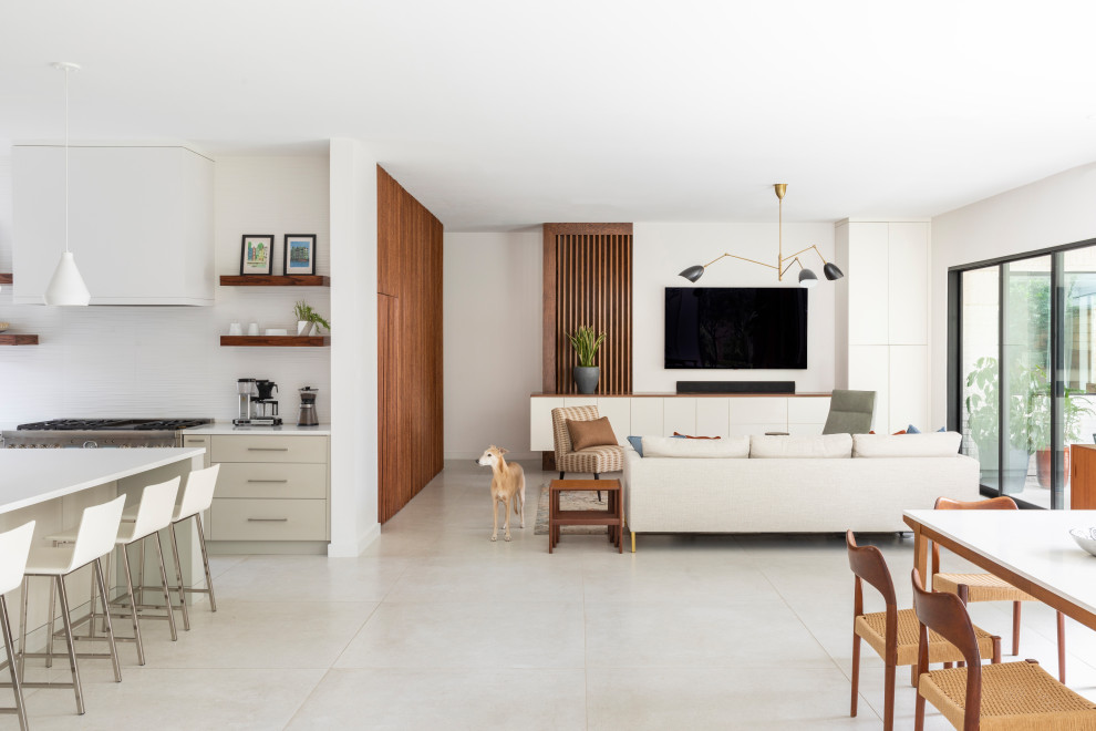 Modelo de salón abierto contemporáneo de tamaño medio con paredes blancas, suelo de baldosas de porcelana, televisor colgado en la pared, suelo blanco y madera