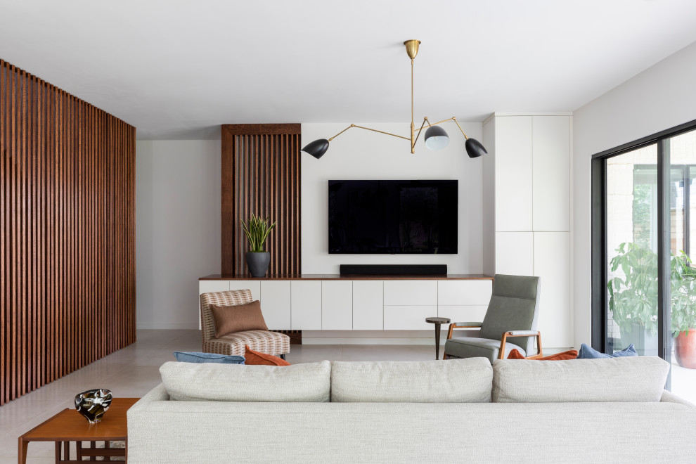 Ispirazione per un soggiorno minimal di medie dimensioni e aperto con pareti bianche, pavimento in gres porcellanato, TV a parete, pavimento bianco e pareti in legno