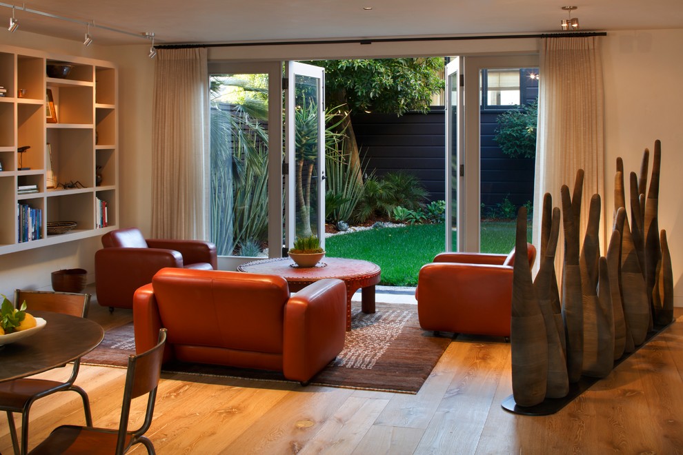 Idee per un soggiorno contemporaneo con pareti beige e pavimento in legno massello medio