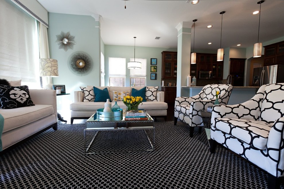 Стильный дизайн: гостиная комната в современном стиле с синими стенами и красивыми шторами - последний тренд