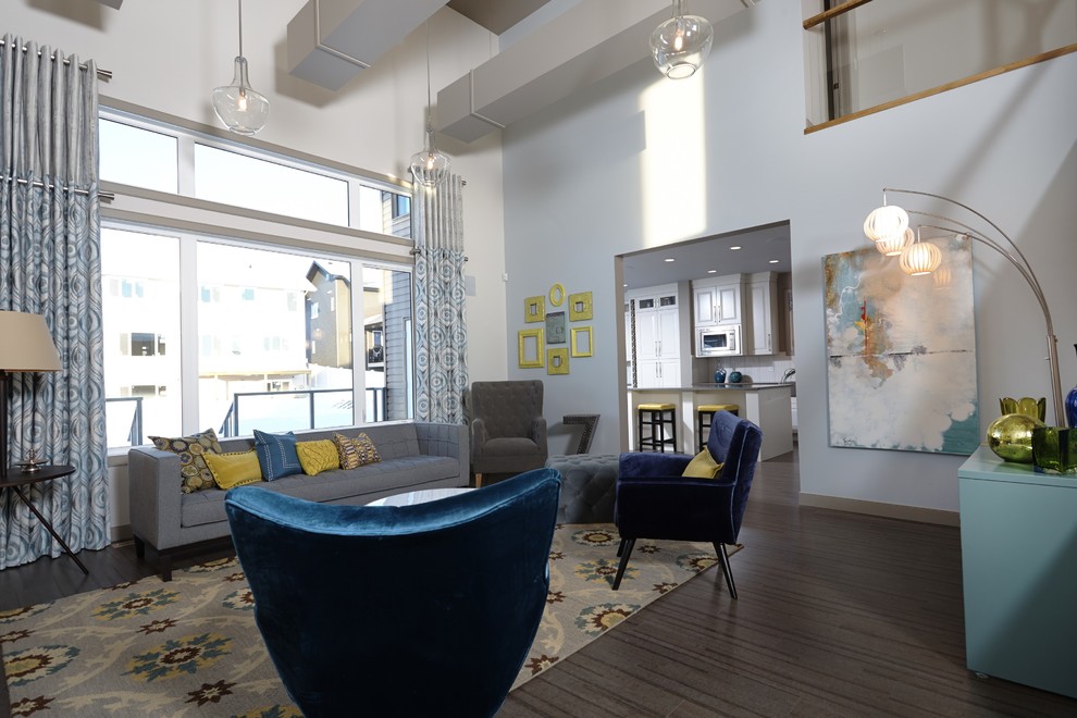 Свежая идея для дизайна: большая парадная, открытая гостиная комната в классическом стиле с серыми стенами и пробковым полом - отличное фото интерьера
