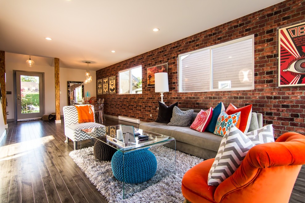 Immagine di un soggiorno moderno di medie dimensioni e aperto con pareti multicolore, parquet scuro, nessun camino, TV a parete e pavimento marrone