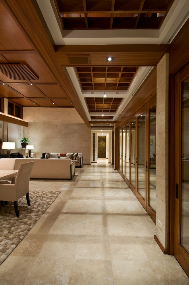 Стильный дизайн: парадная, открытая гостиная комната среднего размера в современном стиле с полом из травертина - последний тренд