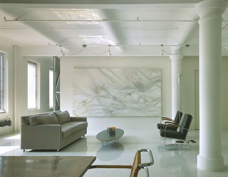 Immagine di un grande soggiorno contemporaneo stile loft con pareti bianche, pavimento in cemento, nessun camino e nessuna TV