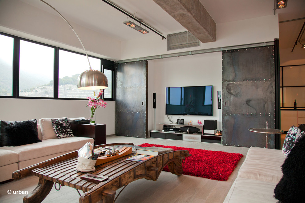 Идея дизайна: большая двухуровневая гостиная комната в стиле рустика с полом из керамогранита и телевизором на стене