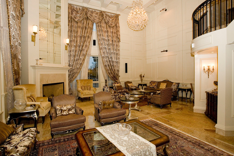 Стильный дизайн: огромная парадная, открытая гостиная комната в средиземноморском стиле с мраморным полом, стандартным камином, фасадом камина из камня и белыми стенами без телевизора - последний тренд