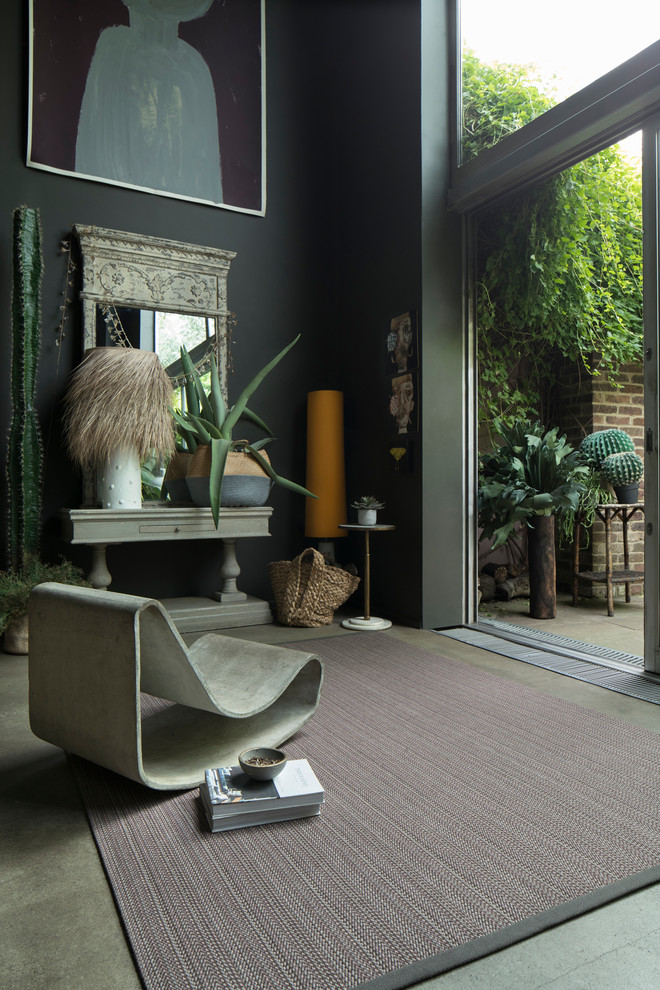 Cette photo montre un salon tendance de taille moyenne et ouvert avec un mur noir, sol en béton ciré et un sol gris.