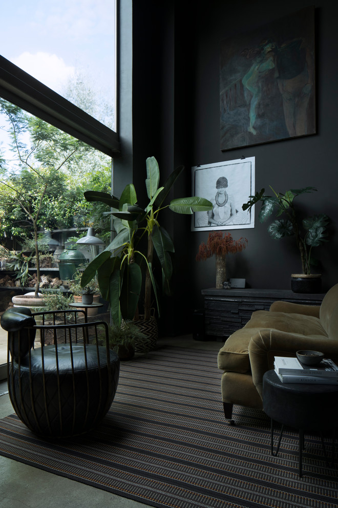 На фото: открытая гостиная комната среднего размера в современном стиле с черными стенами, деревянным полом и черным полом с