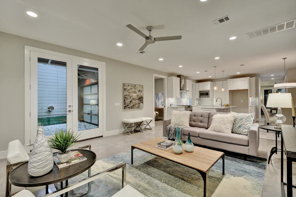 Mittelgroßes, Offenes Country Wohnzimmer mit beiger Wandfarbe, Betonboden und braunem Boden in Austin