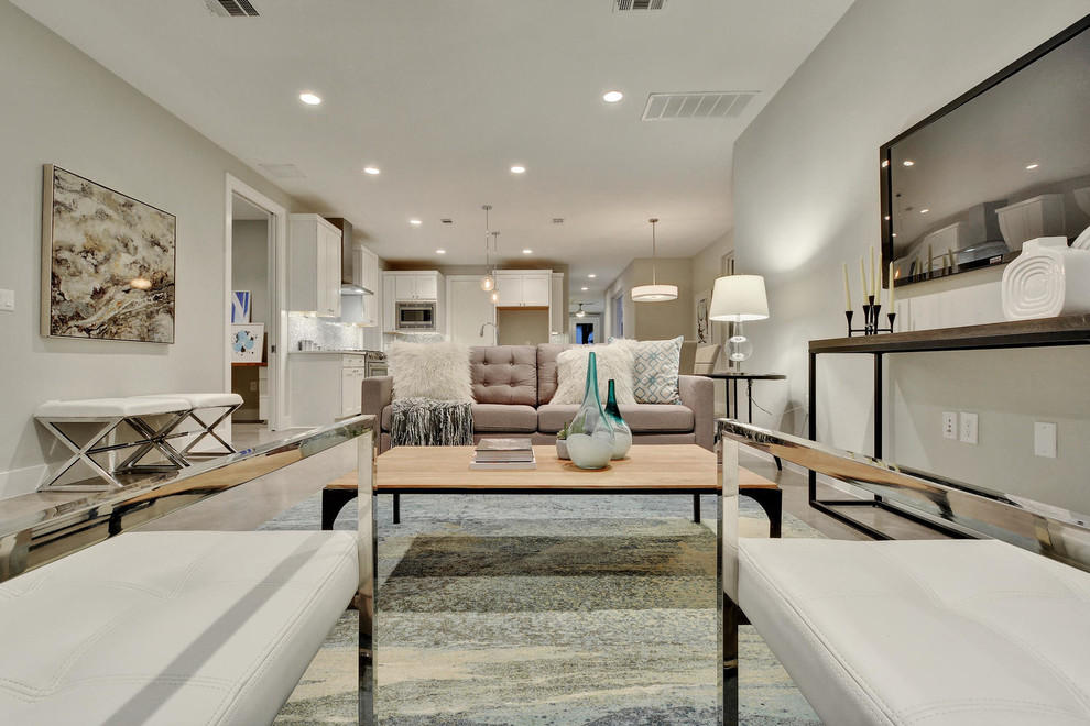 Mittelgroßes, Offenes Landhausstil Wohnzimmer mit beiger Wandfarbe, Betonboden und braunem Boden in Austin