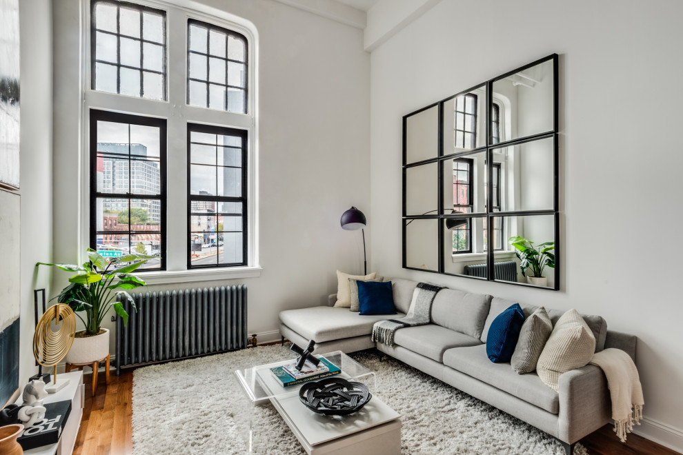 Kleines, Repräsentatives, Fernseherloses Klassisches Wohnzimmer ohne Kamin, im Loft-Stil mit weißer Wandfarbe und hellem Holzboden in New York