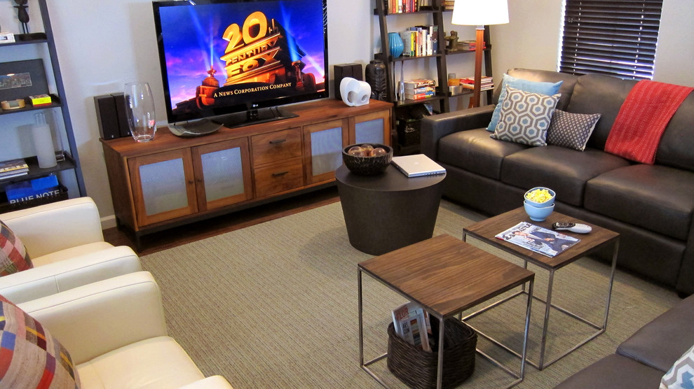 Mittelgroßes, Offenes Modernes Wohnzimmer mit grauer Wandfarbe, Laminat und freistehendem TV in Albuquerque