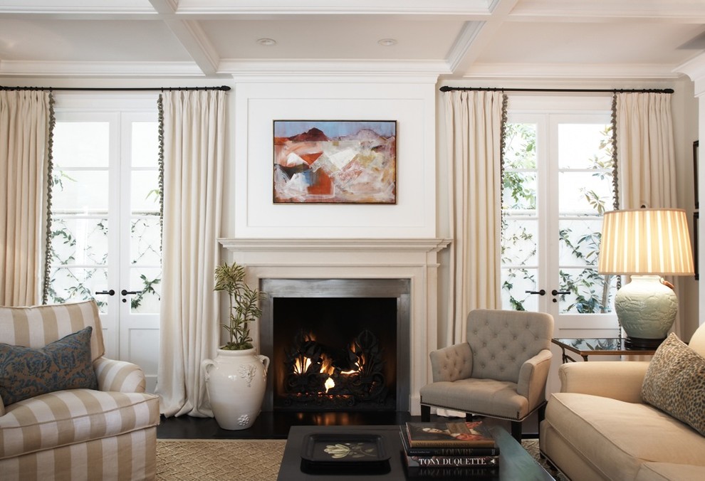 На фото: гостиная комната в стиле неоклассика (современная классика) с фасадом камина из металла и красивыми шторами